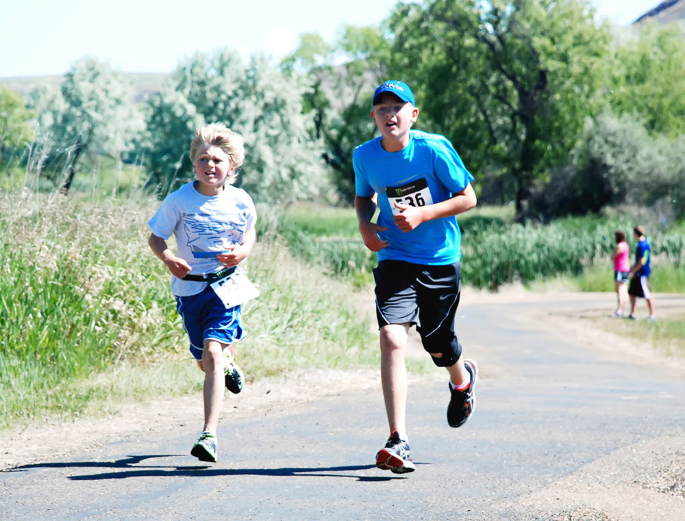 Hundreds Run In Dam Race The Glasgow Courier